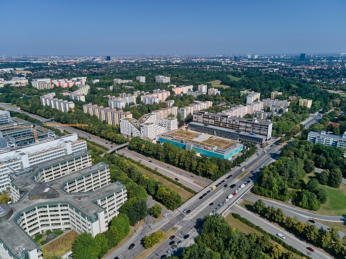22.07.2022 - ehemaliges Alliant-Versicherungsgebäude und Wohnring in Neuperlach